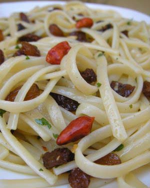 Spaghettis picantes con pasas