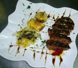 Magret de pato con manzana y foie gras