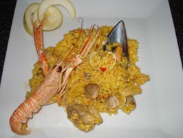 Paella mixta de carne y marisco