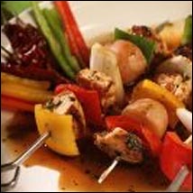 Brocheta de verduras con jamn y queso